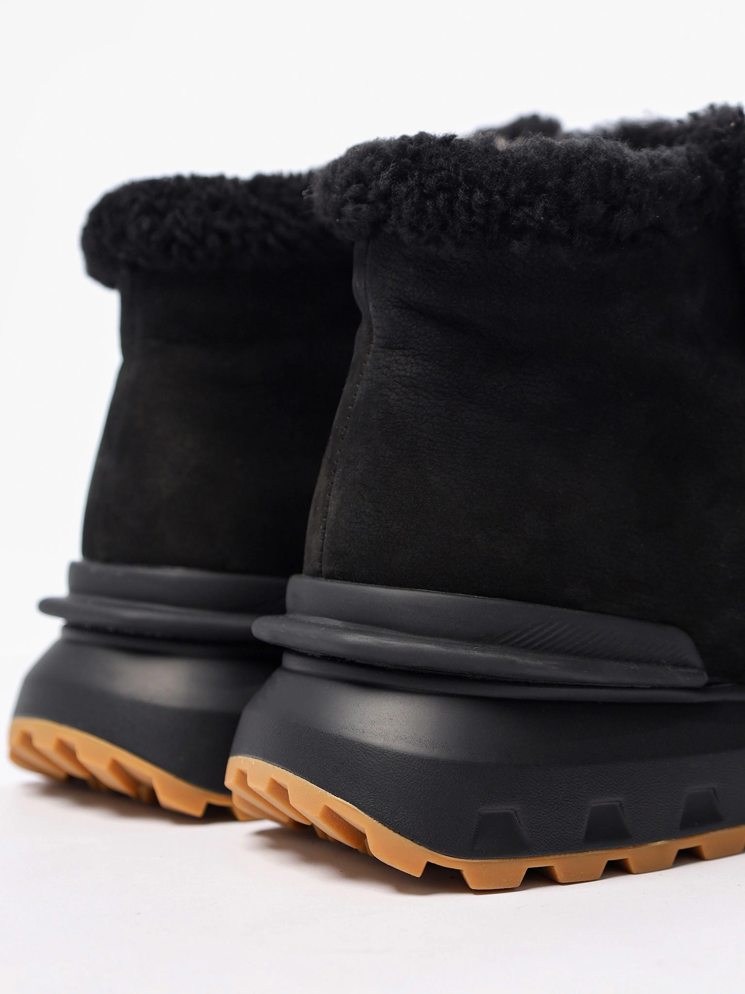 Ботинки черного цвета на рельефной подошве